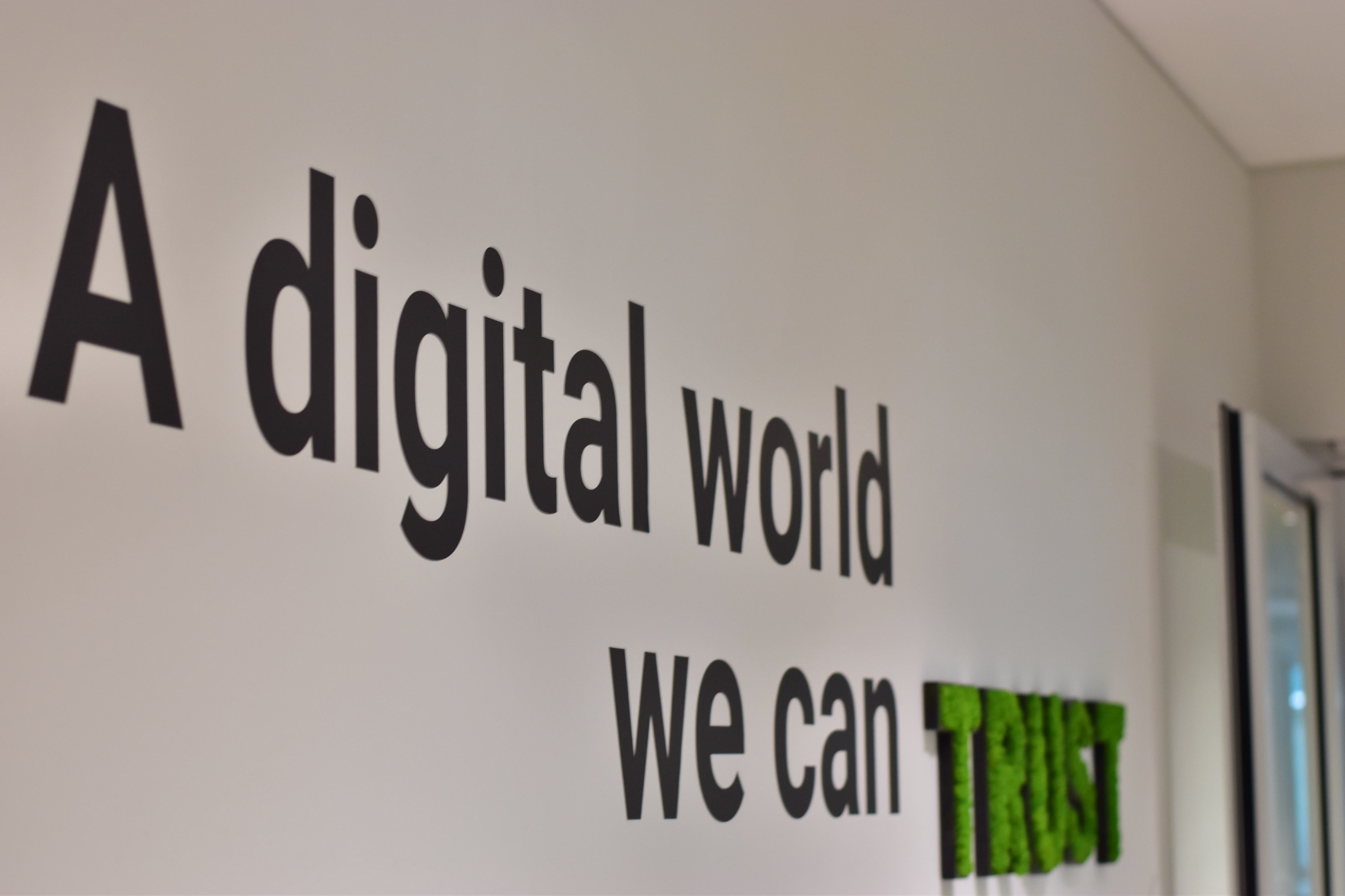 Ein Foto aus dem Trusted Shops Büro mit dem Claim an der Wand "A digital world you can trust"