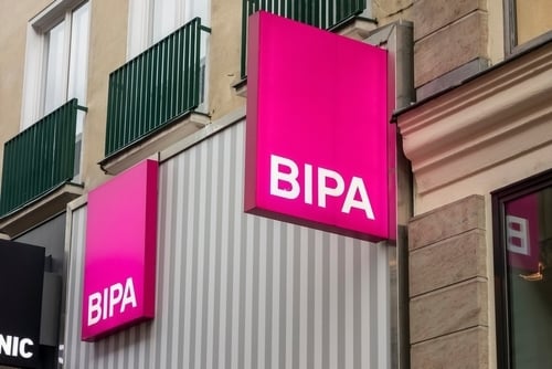 Die BIPA Filiale von draußen mit zwei großen BIPA Schildern ist zu sehen.
