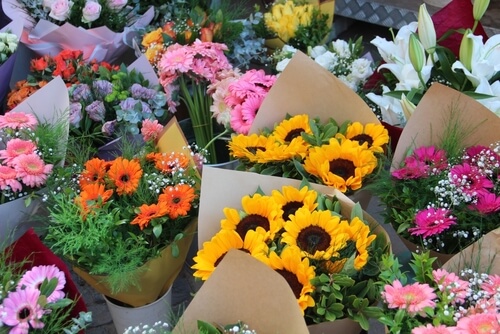 Bunte Blumensträuße nebeneinander.